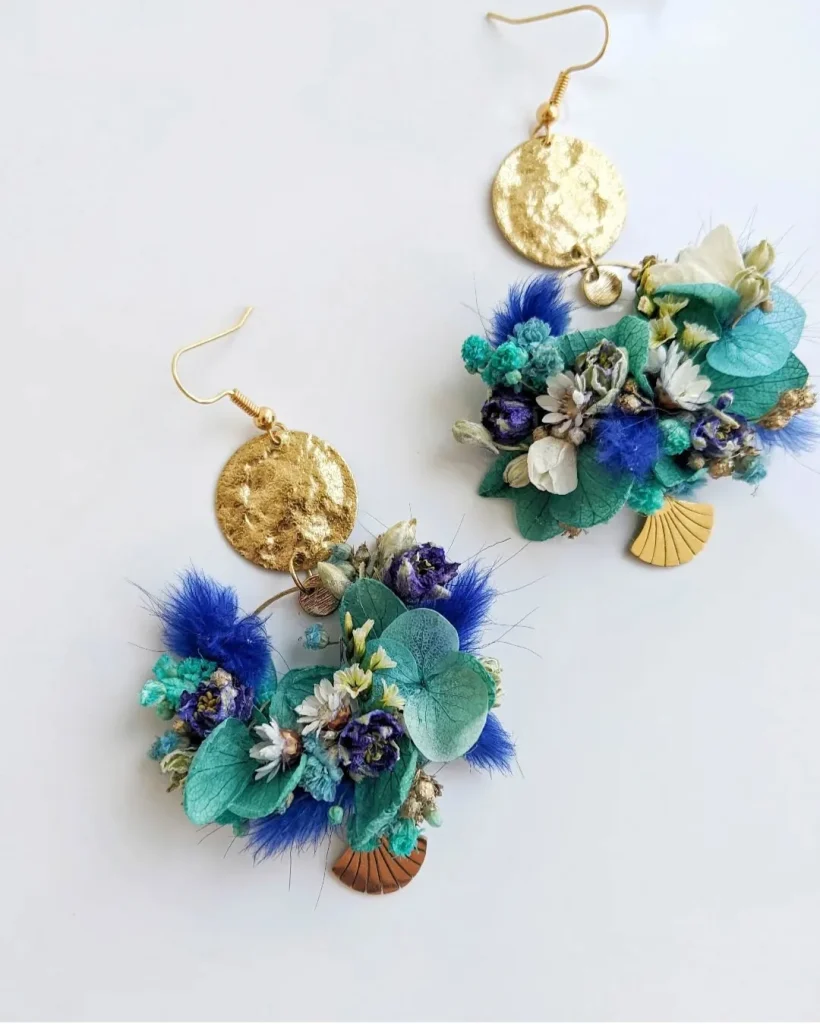 Boucles d’oreilles pendantes avec fleurs séchées bleu et turquoise, disque doré martelé et petit éventail - Les pensées de Lily