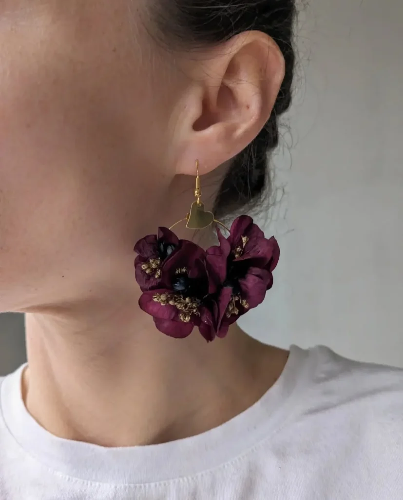 Boucles d’oreilles en fleurs séchées bordeaux foncé avec centre noir, montées sur cercle doré et accroche en forme de cœur - Les pensées de Lily