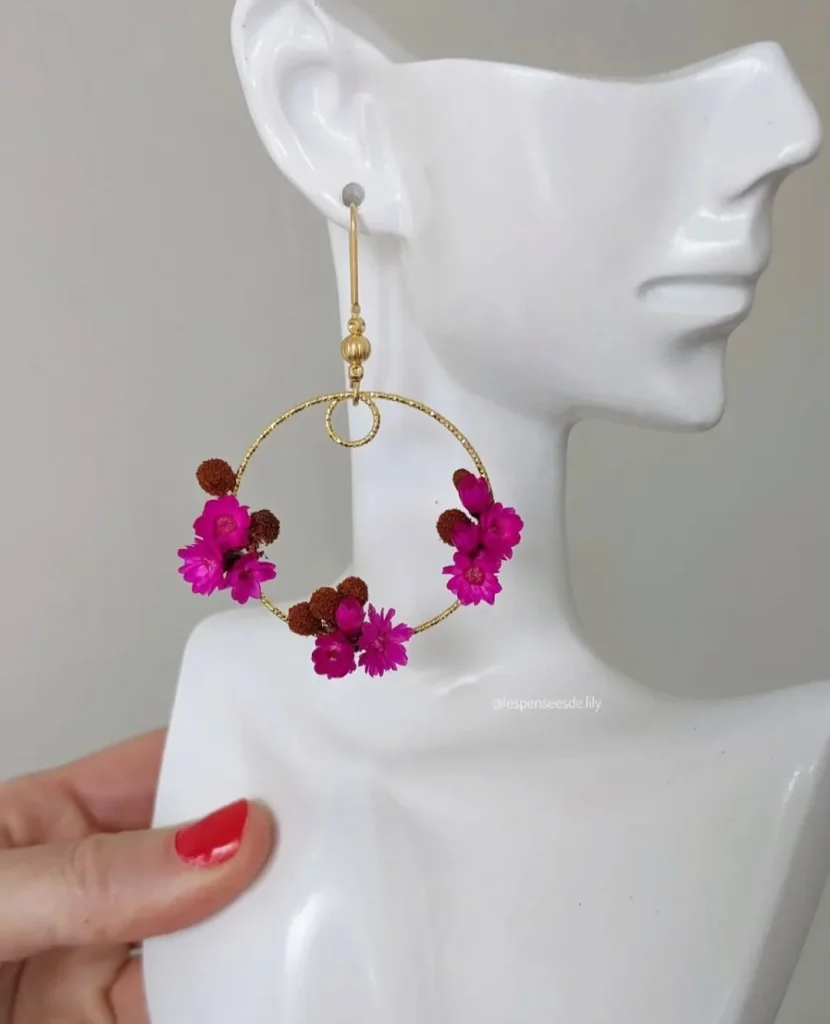 Boucles d’oreilles fines en fleurs séchées fuchsia et brun montées sur un cercle doré porté sur un buste - Les pensées de Lily