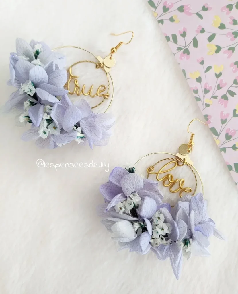 Boucles d’oreilles rondes en fleurs séchées lilas et blanches avec inscription dorée « true » et « love » - Les pensées de Lily