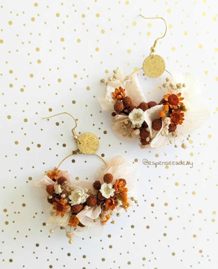 Boucles d’oreilles en fleurs séchées pêche, orange brûlé et brun avec disque doré martelé - Les pensées de Lily