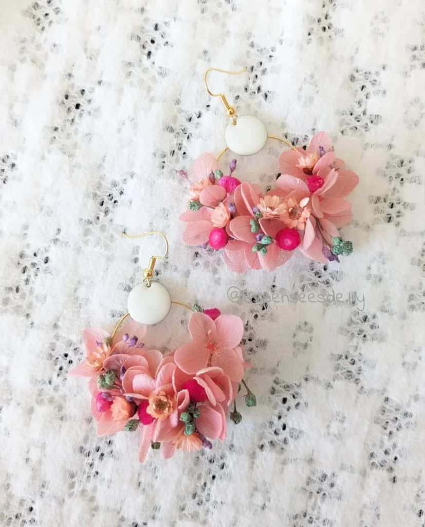 Boucles d’oreilles rondes en fleurs séchées rose pâle avec perles fuchsia et touches de lavande et vert pastel - Les pensées de Lily