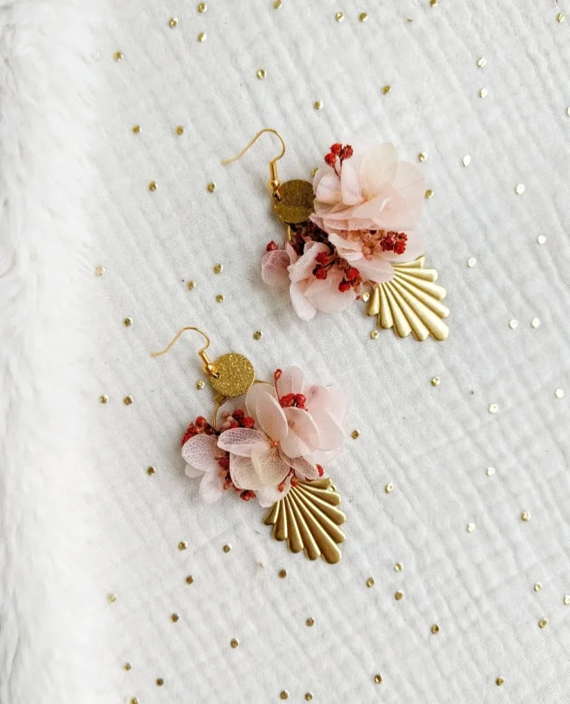 Boucles d’oreilles composées de fleurs séchées rose poudré et terracotta avec pendentif coquillage doré - Les pensées de Lily