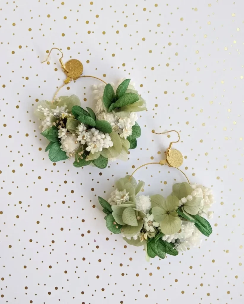 Boucles d’oreilles en hortensia vert tendre et fleurs séchées blanches sur fond à pois dorés - Les pensées de Lily