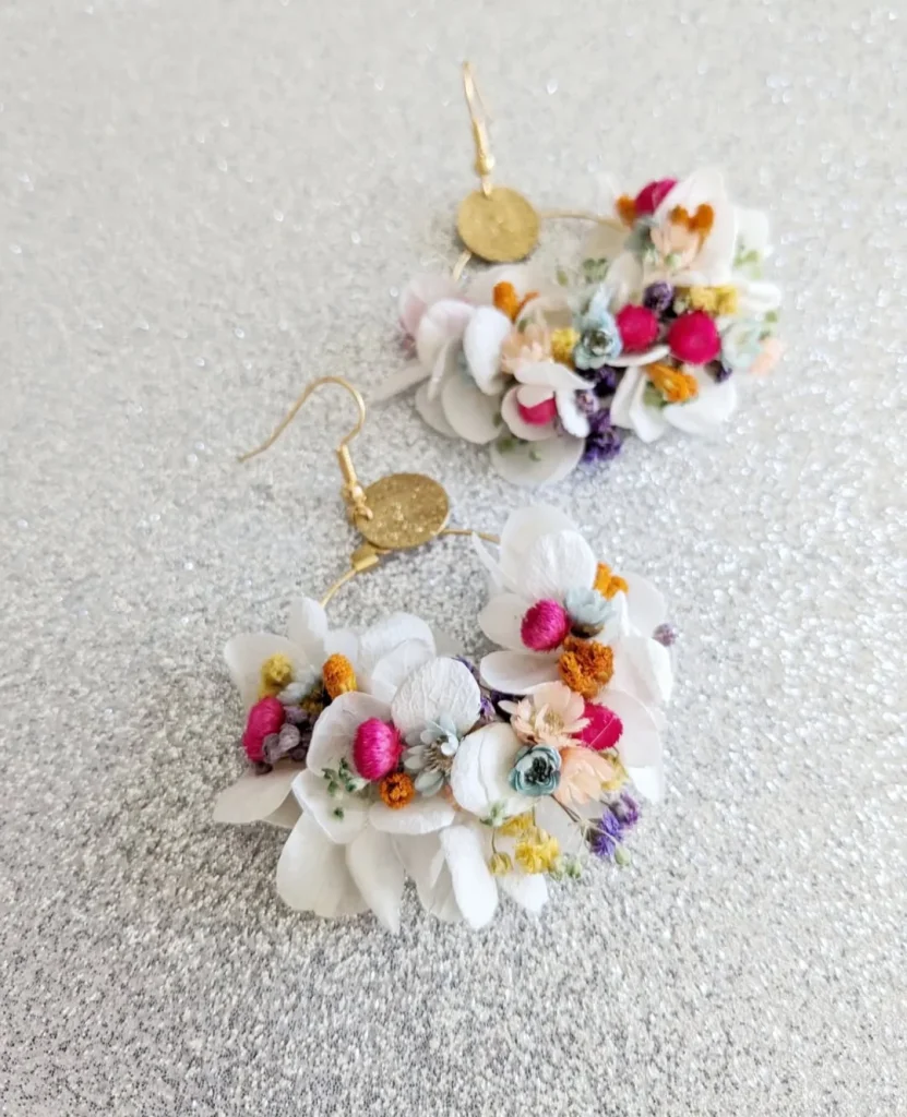 Boucles d’oreilles en hortensia blanc et mini fleurs séchées multicolores sur fond scintillant - Les pensées de Lily