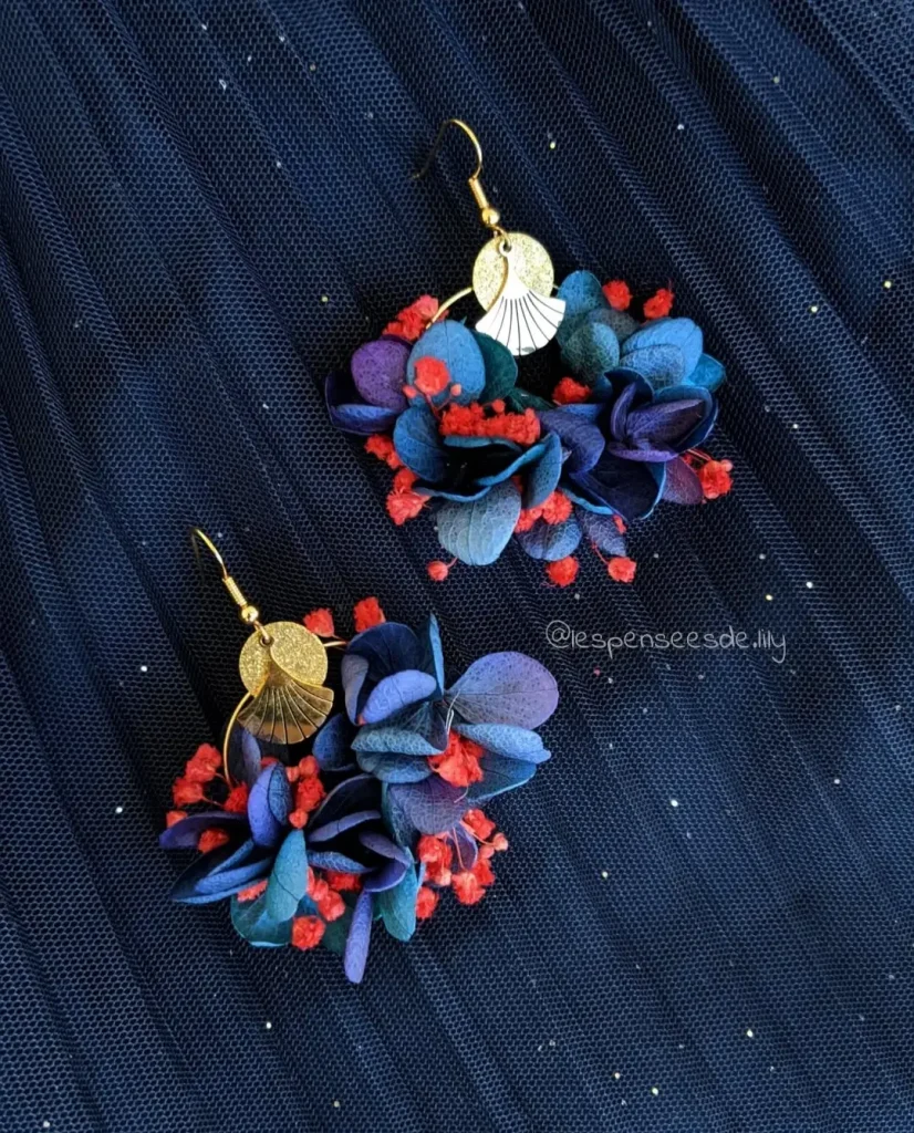 Boucles d’oreilles en hortensia bleu-violet et fleurs rouges séchées avec détails dorés - Les pensées de Lily