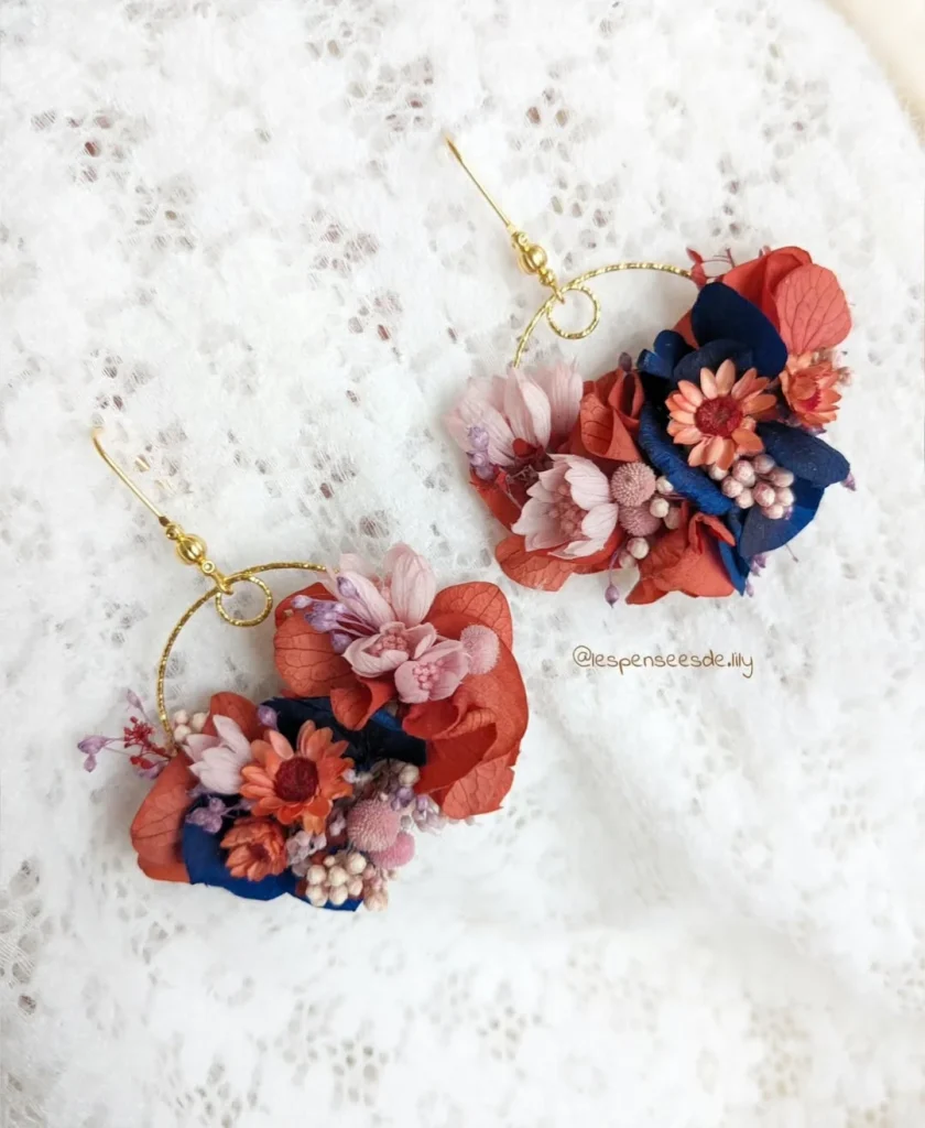 Boucles d’oreilles en hortensia terra cotta et bleu marine avec fleurs séchées rose pâle et détails délicats - Les pensées de Lily