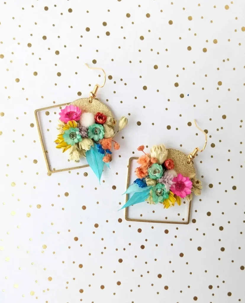 Boucles d’oreilles carrées avec mini fleurs séchées multicolores et pampilles turquoise sur fond à pois dorés - Les pensées de Lily