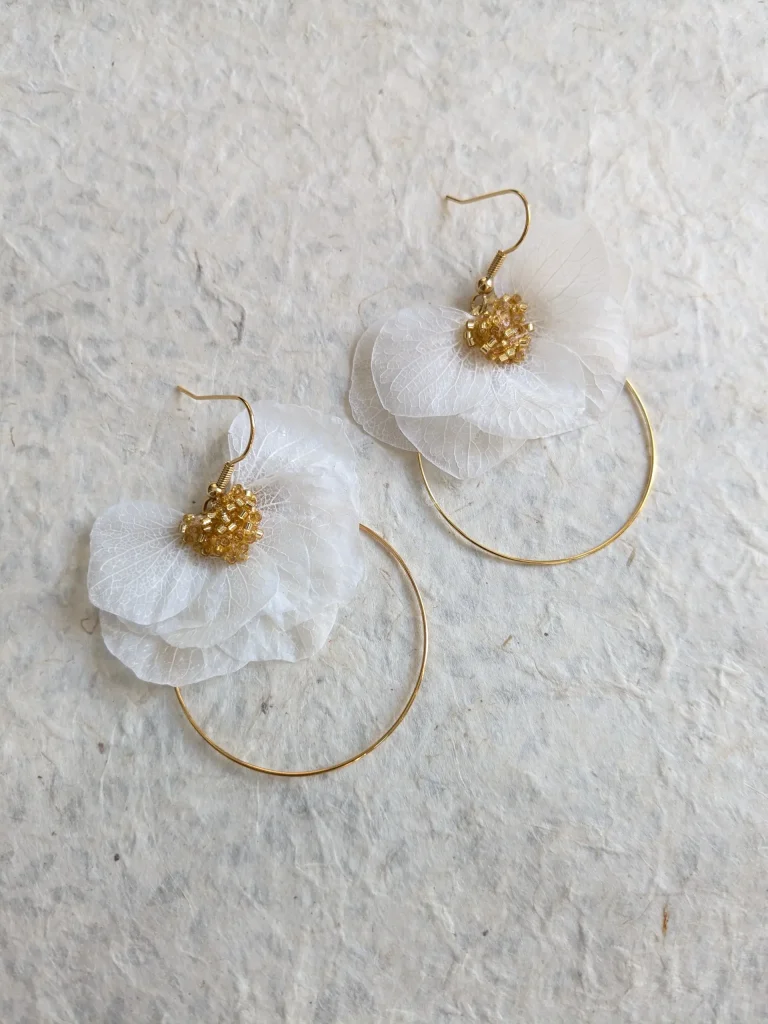 Boucles d’oreilles avec fleurs blanches séchées et perles dorées sur anneaux fins – Les pensées de Lily