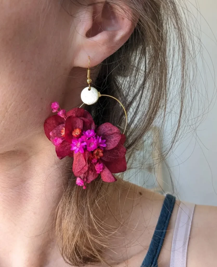 Boucles d’oreilles en hortensia rouge et fleurs séchées fuchsia portée à l’oreille - Les pensées de Lily