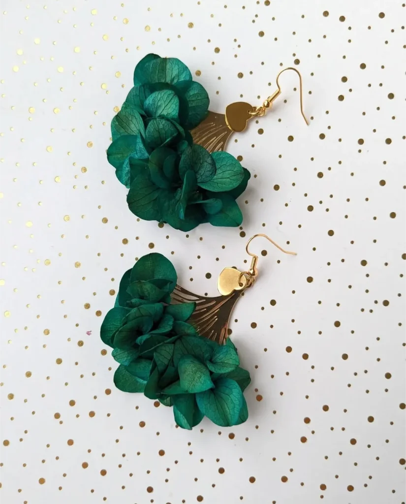 Boucles d’oreilles en fleurs séchées vert canard avec support éventail doré et pastille martelée - Les pensées de Lily