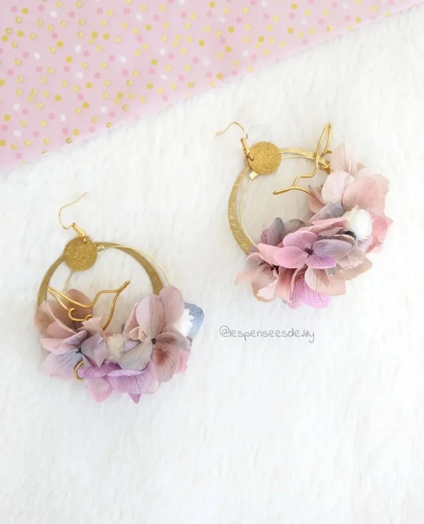 Boucles d’oreilles rondes avec fleurs séchées rose et violet et oiseau doré en laiton - Les pensées de Lily