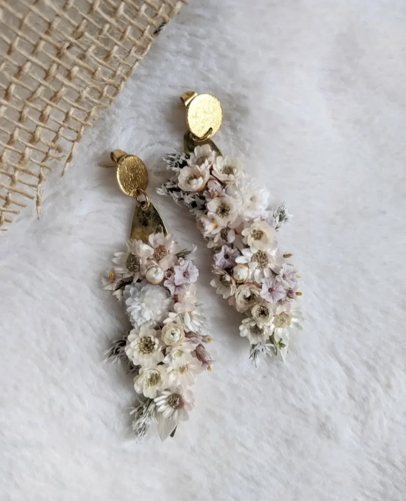 Boucles d’oreilles longues avec fleurs séchées beige, blanc cassé et rose très clair, montées sur base dorée martelée - Les pensées de Lily