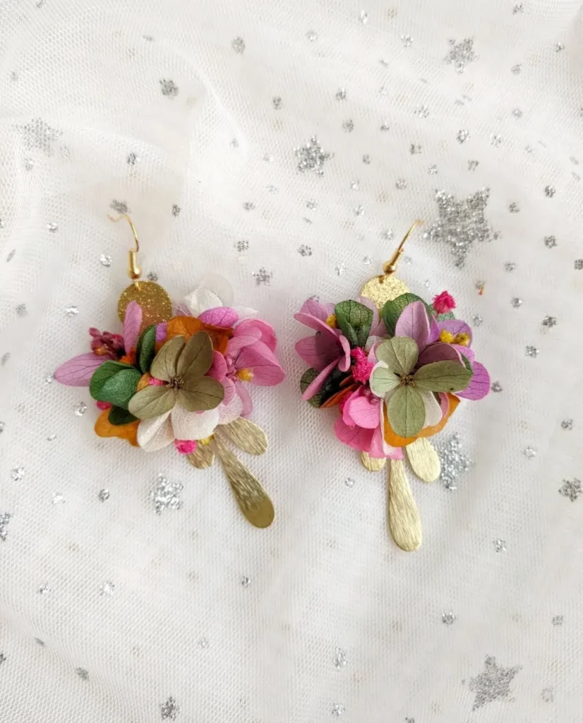 Boucles d’oreilles ornées de fleurs séchées rose, violet, vert et orange avec détails dorés allongés - Les pensées de Lily