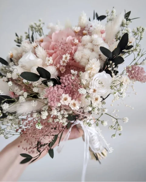 Bouquet de mariée en fleurs séchées blanches, rose tendre et feuillage vert foncé - Les pensées de Lily