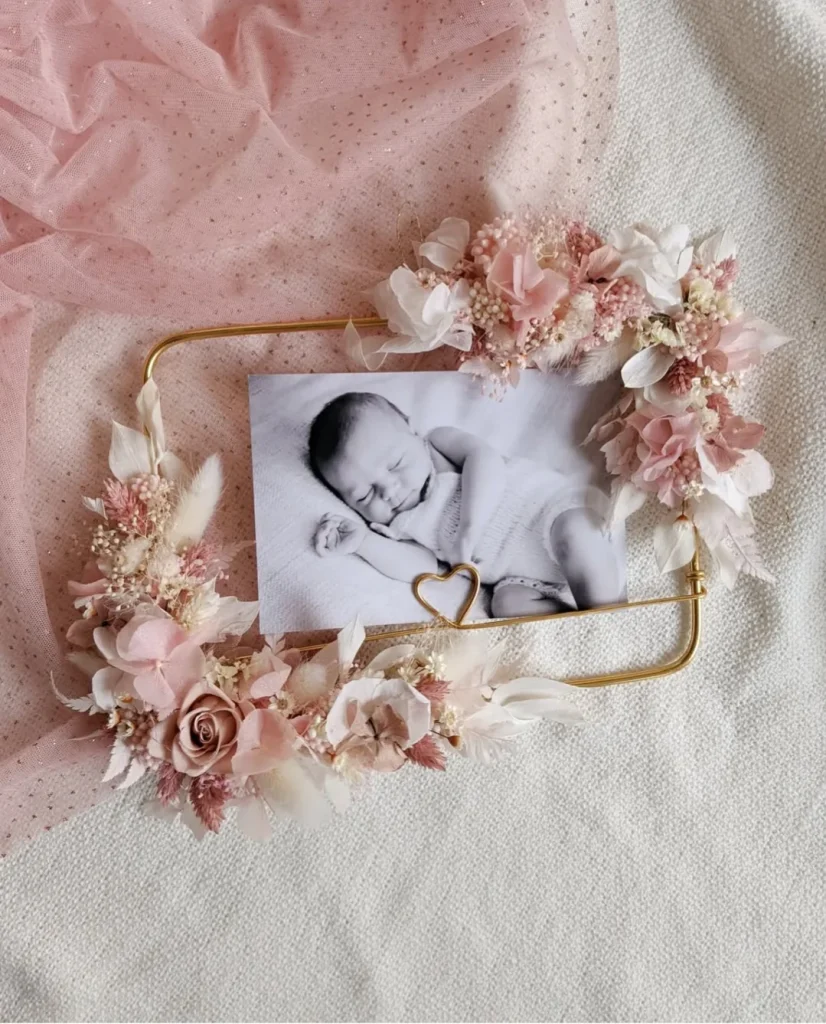 Cadre a5 en fleurs séchées photo Bebe rose beige