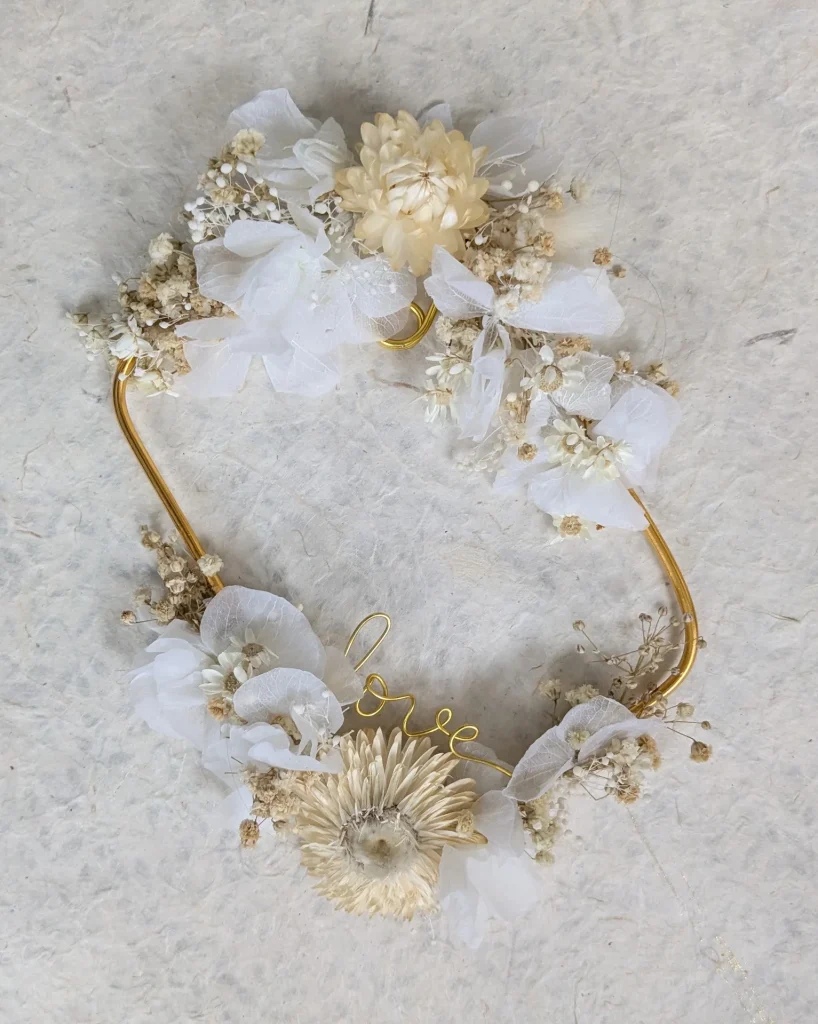 Cadre photo aimanté orné de fleurs séchées blanches et beige, avec structure dorée et fil "love" - Les pensées de Lily