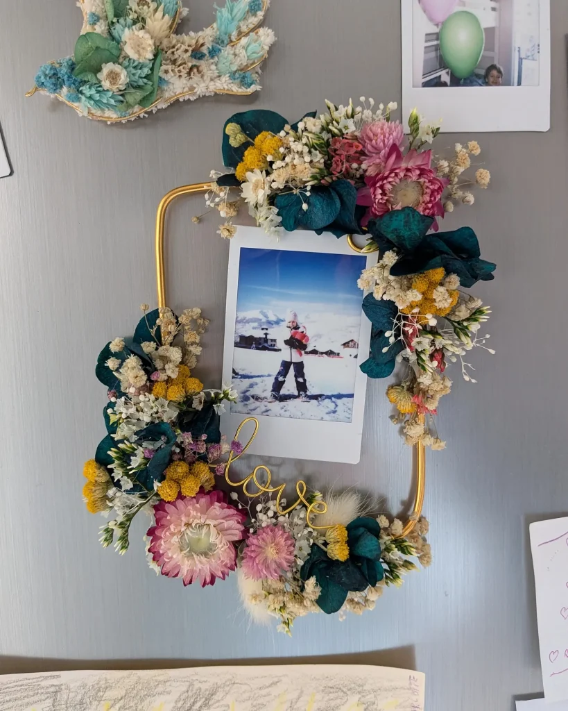 Cadre photo aimanté en fleurs séchées bleu canard, rose et jaune, fixé sur frigo avec photo d'enfant - Les pensées de Lily