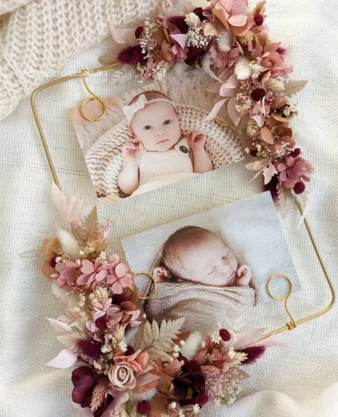 Cadre photo doré décoré de fleurs séchées dans les tons rose, beige et bordeaux - Les pensées de Lily