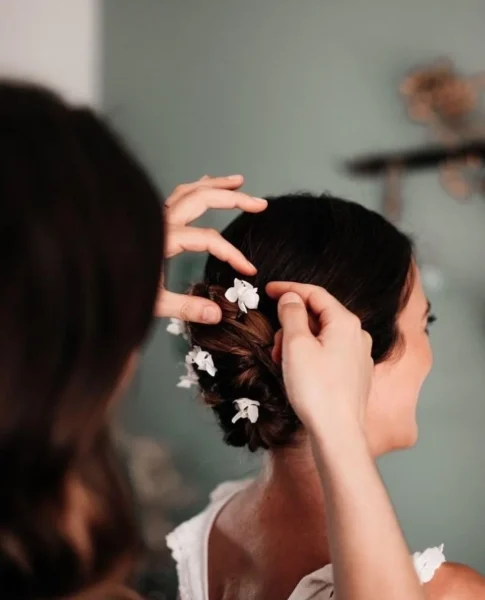 Chignon de mariée décoré avec des piques floraux blancs en fleurs séchées - Les pensées de Lily