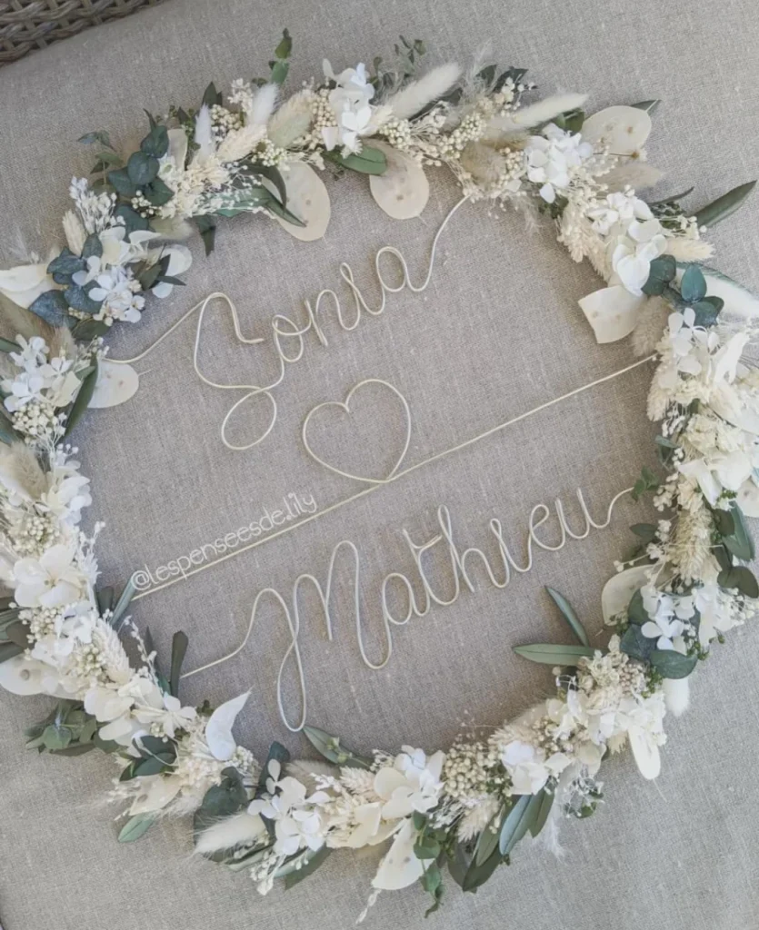 Couronne personnalisée avec prénoms Sonia et Mathieu en fil blanc, fleurs séchées blanches et feuillage vert - Les pensées de Lily