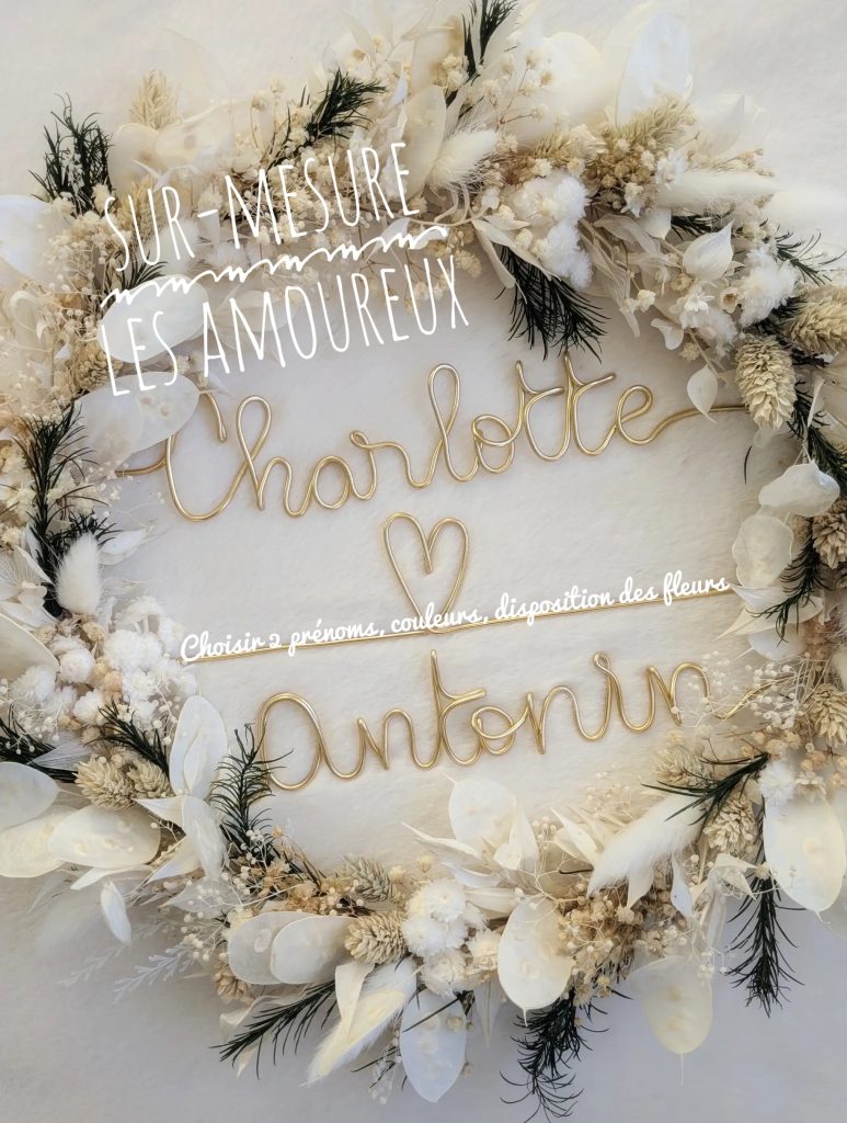 Couronne murale en fleurs séchées avec prénoms personnalisés les amoureux en fil doré - Les pensées de Lily