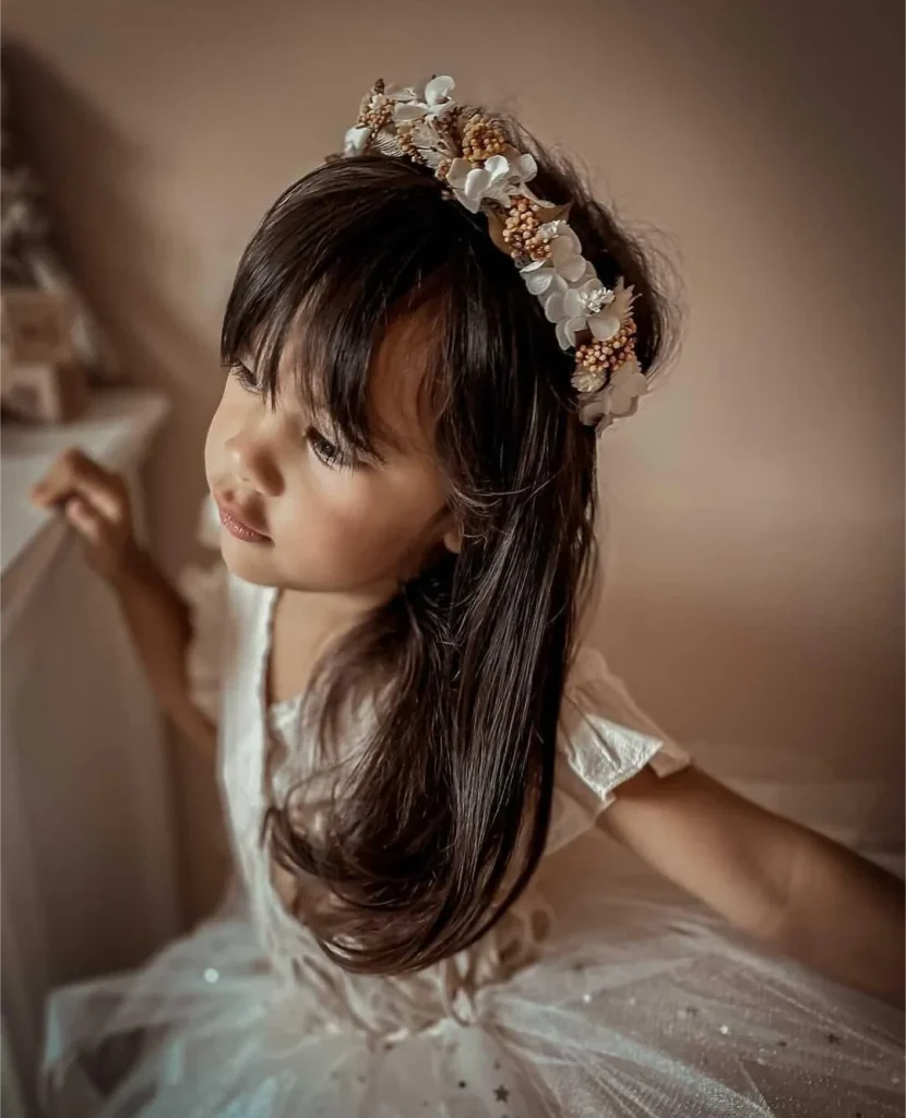 Couronne florale en fleurs séchées blanches et dorées portée par une petite fille en robe étoilée - Les pensées de Lily