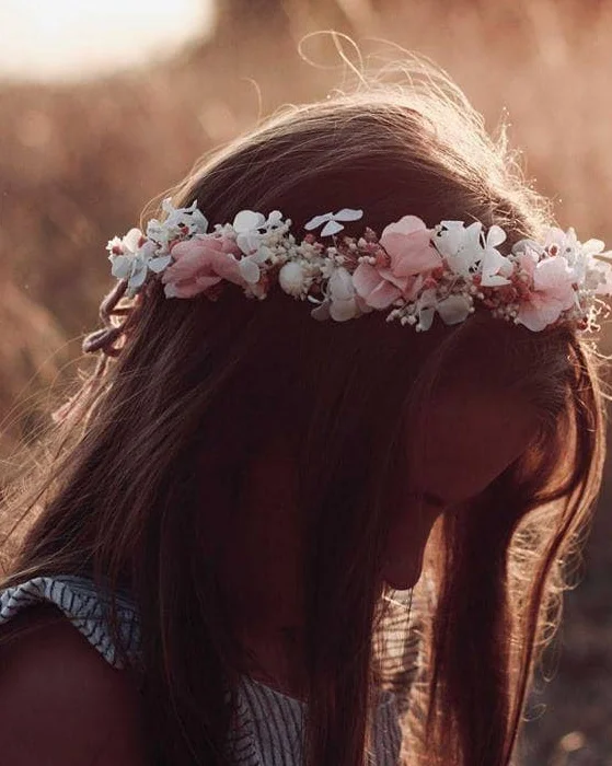 Petite fille de profil portant une couronne de fleurs séchées rose pâle et blanc dans une lumière dorée au cœur d’une prairie - Les pensées de Lily