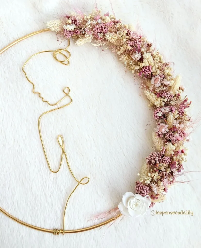 Couronne en fleurs séchées murale Femme
