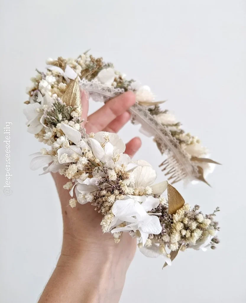Couronne en fleurs séchées tons blanc, beige et doré tenue en main, avec peignes intégrés pour fixation discrète - Les pensées de Lily