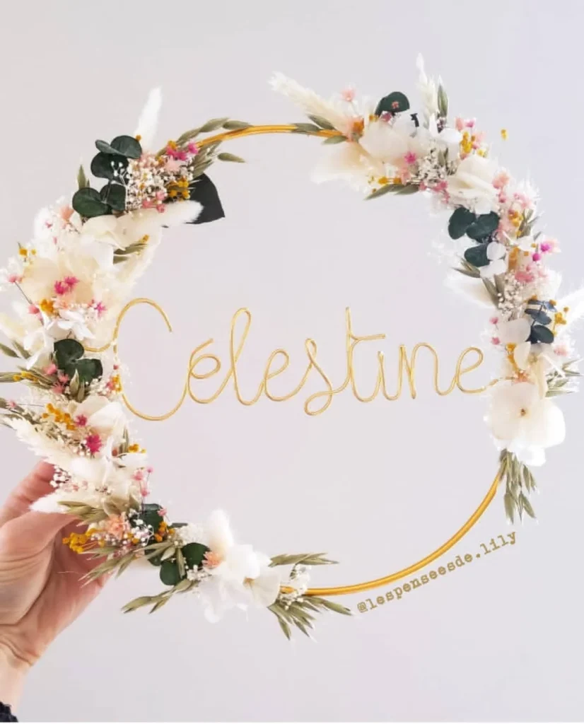 Couronne prénom Célestine en fil doré, ornée de fleurs séchées blanches, touches de rose, jaune et feuillage vert eucalyptus - Les pensées de Lily