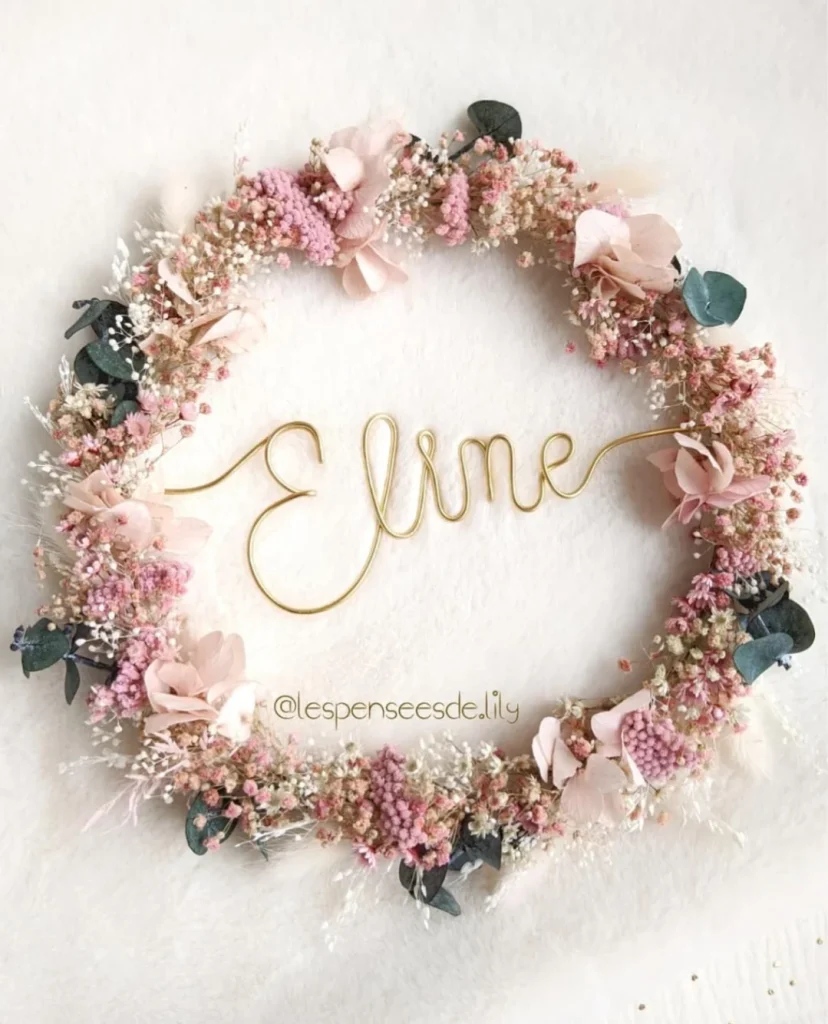 Couronne prénom Eline en fil doré, décorée de fleurs séchées roses, blanches et feuillage vert eucalyptus - Les pensées de Lily