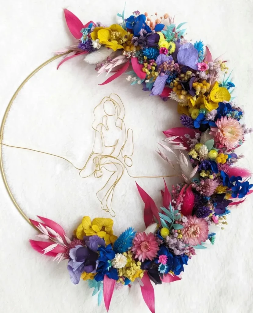 Couronne murale en fleurs séchées Femme Assise