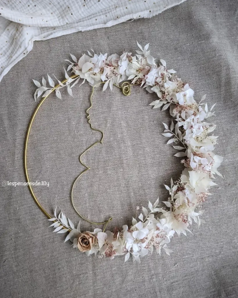 Couronne murale en fleurs séchées Femme Enceinte