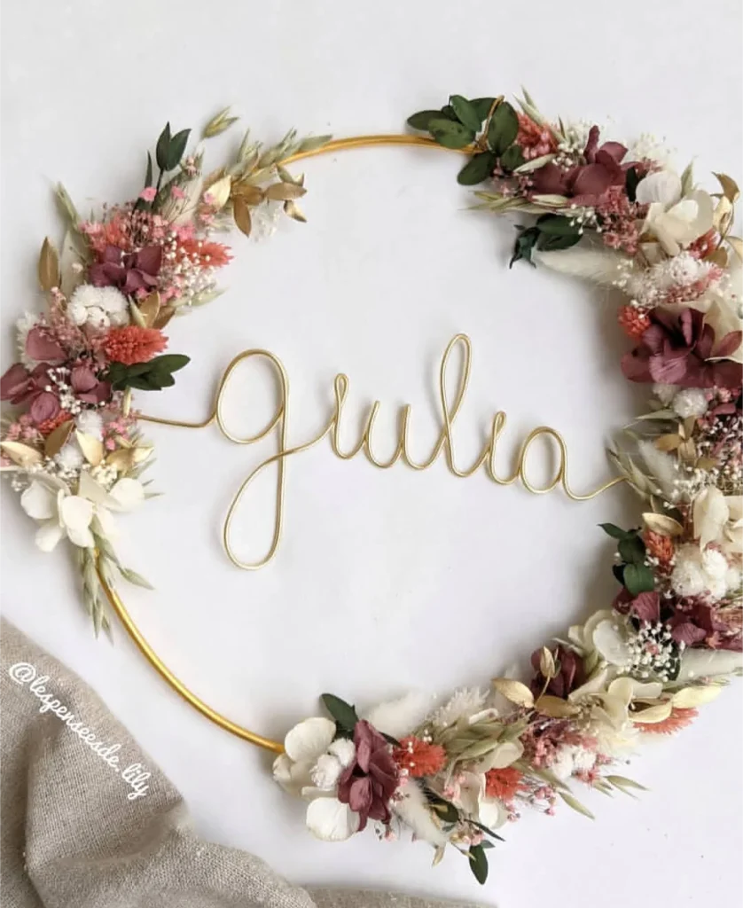 Couronne prénom Giulia en fil doré, habillée de fleurs séchées crème, bordeaux, touches corail et feuillage vert et doré - Les pensées de Lily