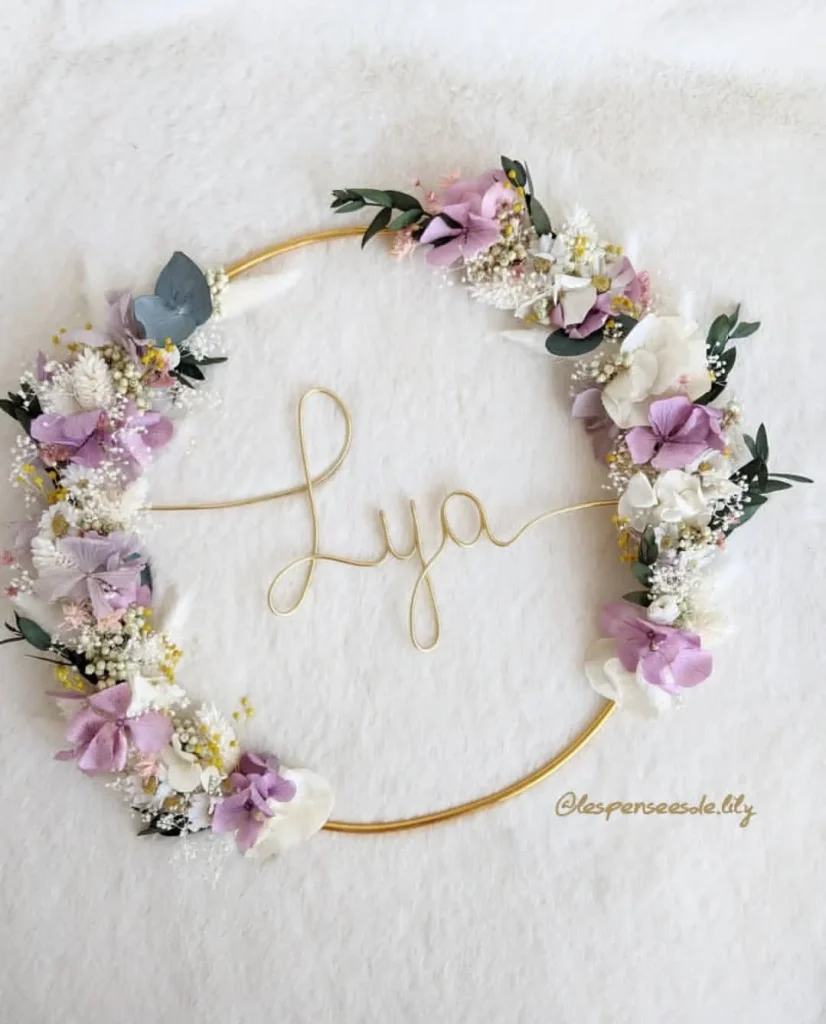 Couronne murale prénom Lya en fil doré, décorée de fleurs séchées blanches, lilas et feuillage d’eucalyptus - Les pensées de Lily