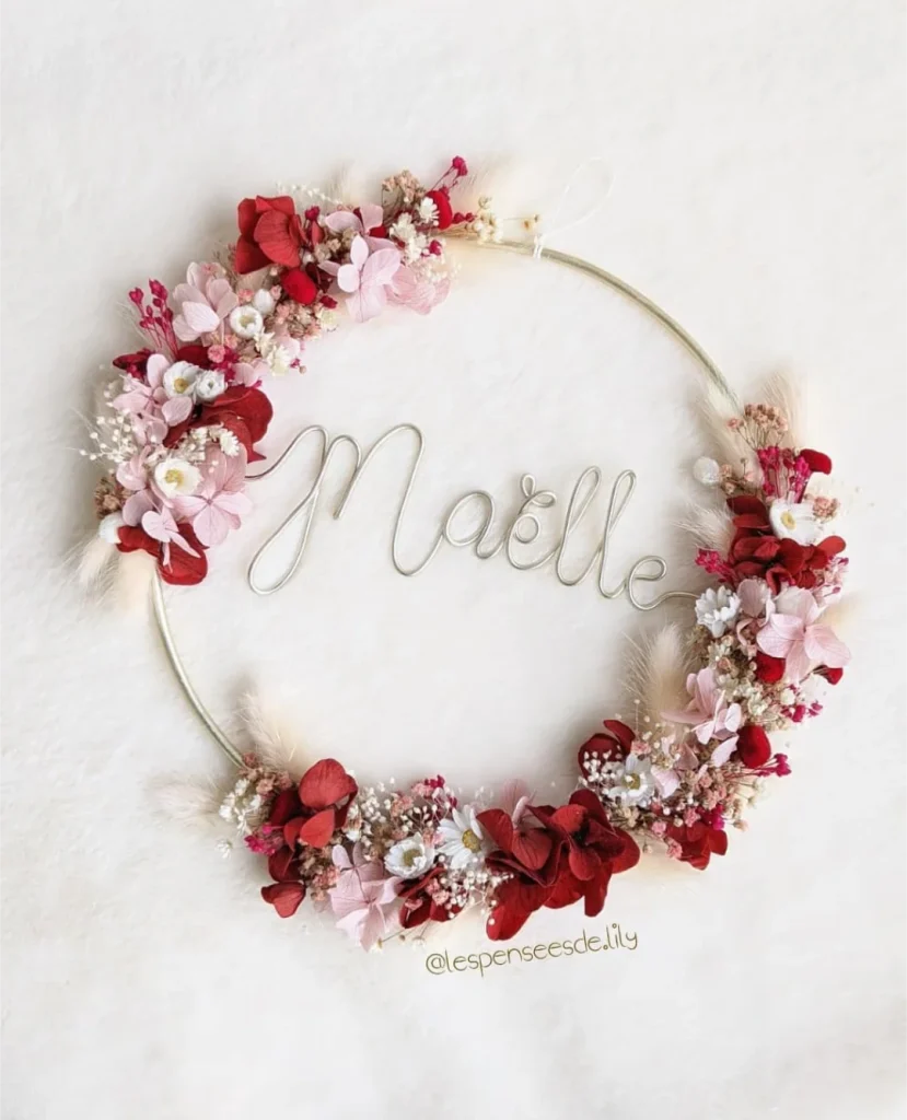Couronne murale prénom Maëlle en fil argenté, ornée de fleurs séchées rouges, roses et blanches - Les pensées de Lily
