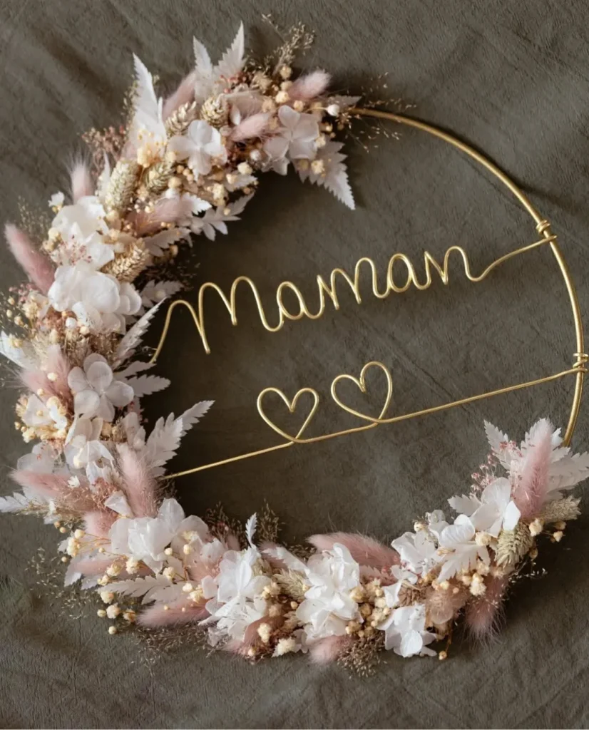 Couronne murale en fil de fer doré et fleurs séchées avec l’inscription “Maman” – Les pensées de Lily
