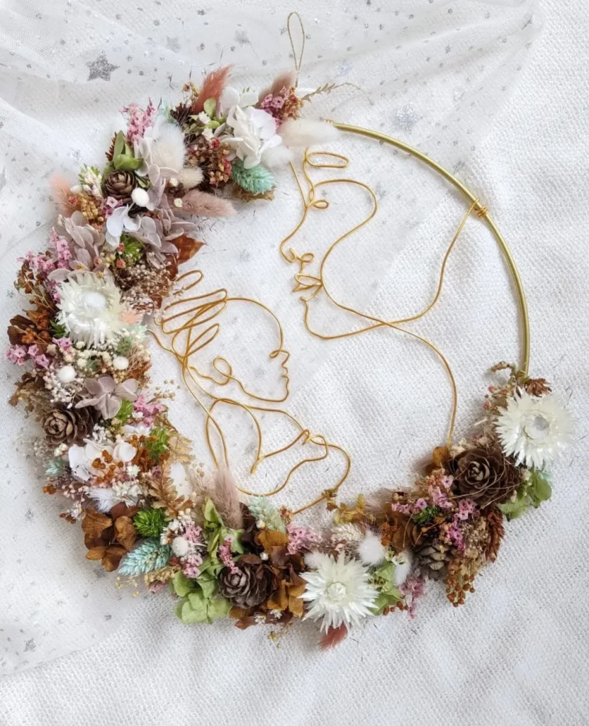 Couronne murale en fleurs séchées Maman Bebe Automnale, en ambiance