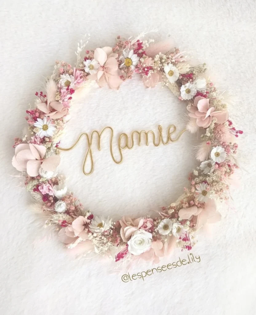 Couronne murale personnalisée avec le mot Mamie en fil doré, décorée de fleurs séchées roses et blanches - Les pensées de Lily