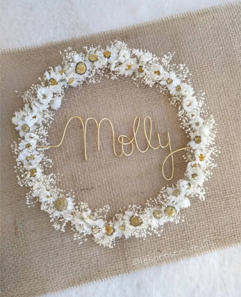 Couronne murale en fleurs séchées blanches avec le prénom “Molly” en fil doré – Les pensées de Lily
