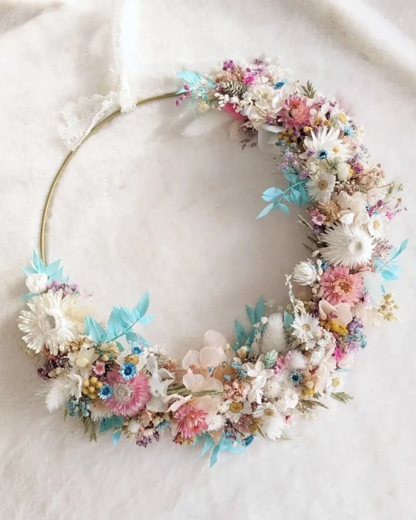 Couronne murale en fleurs séchées pastel