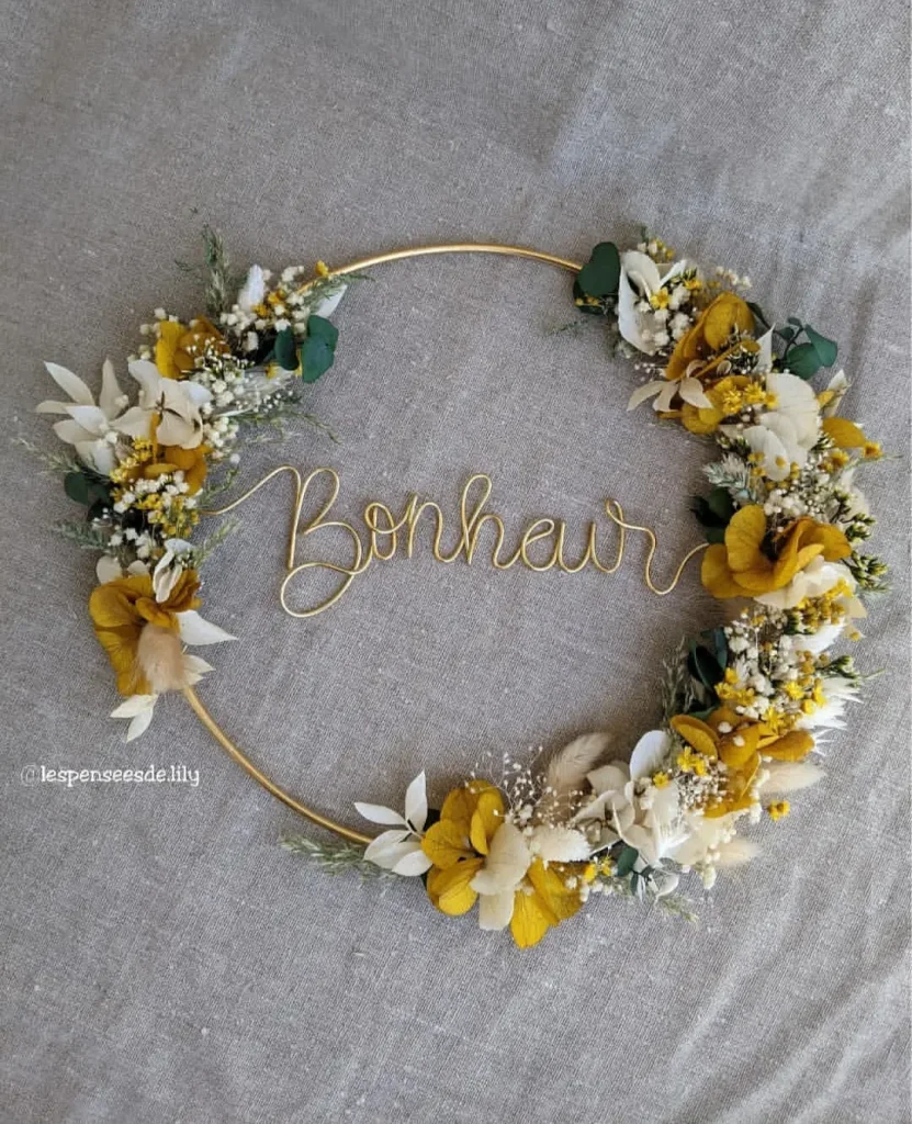 Couronne murale en fleurs séchées avec le mot “Bonheur” en fil doré, tons jaune, blanc et vert – Les pensées de Lily