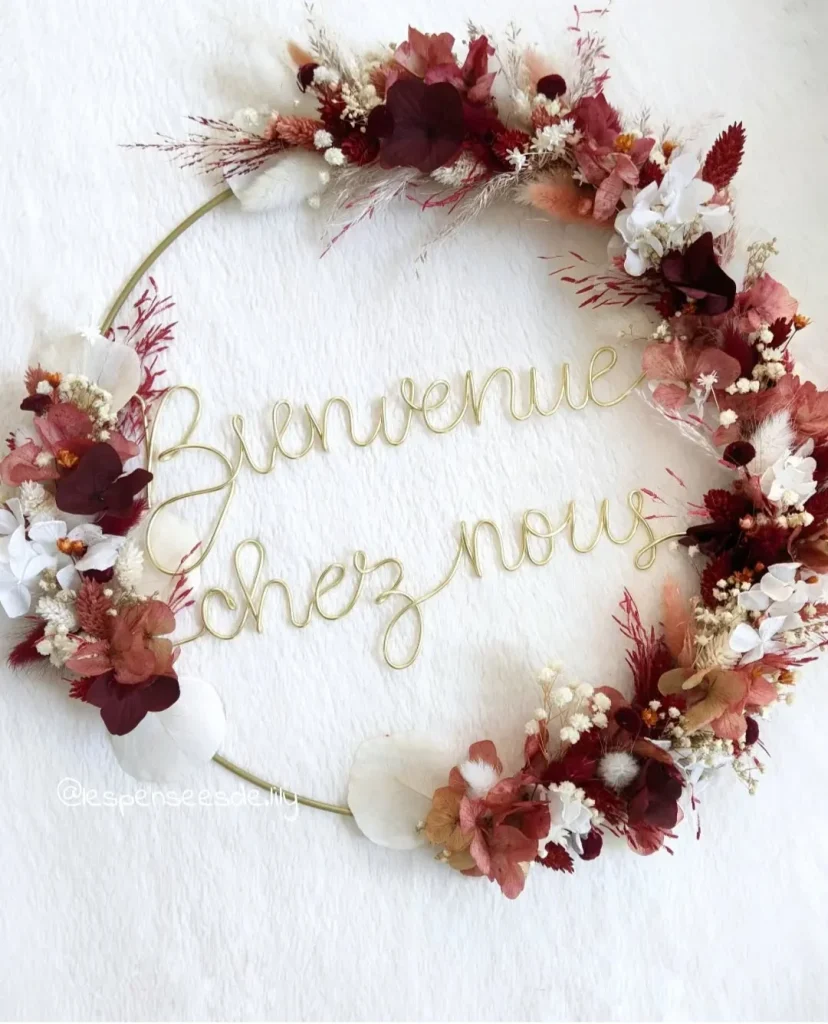 Couronne murale en fleurs séchées avec inscription en fil doré “Bienvenue chez nous” dans des tons bordeaux, rose et blanc – Les pensées de Lily