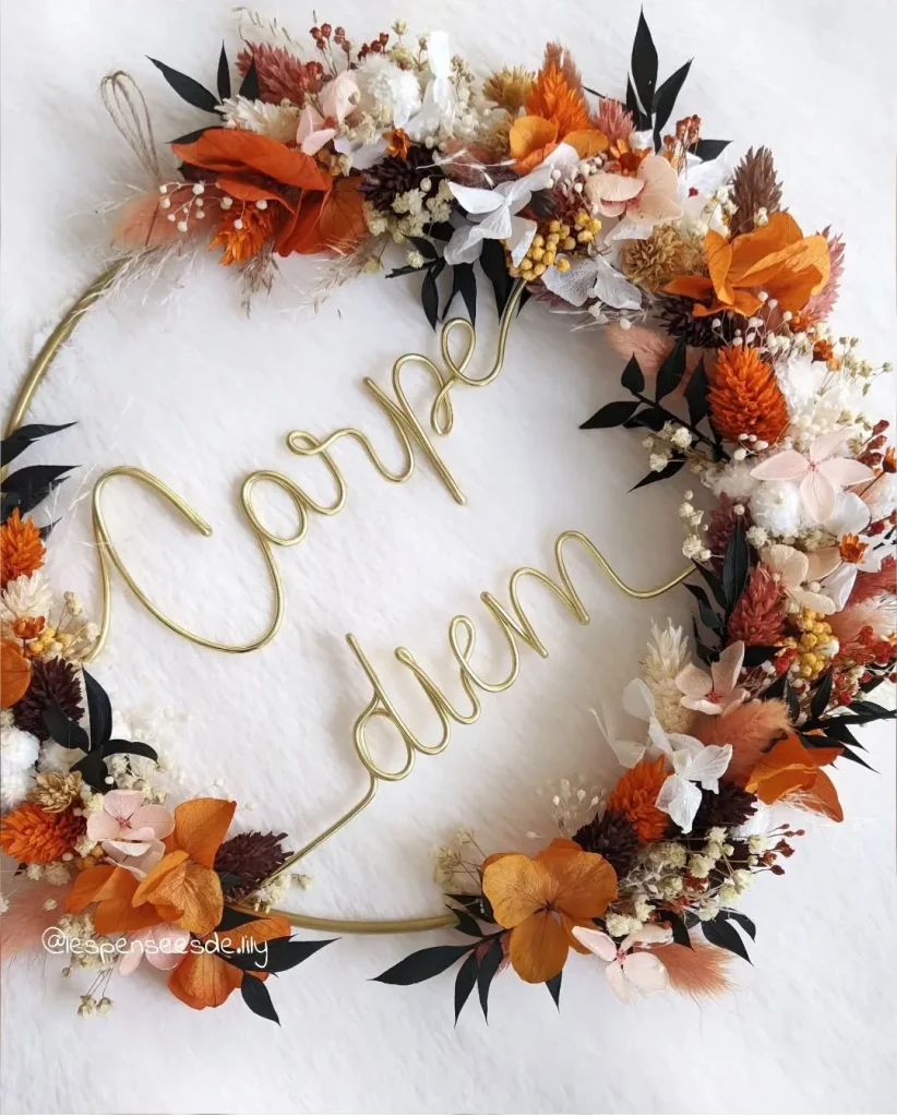 Couronne murale en fleurs séchées aux tons chauds avec inscription en fil doré “Carpe Diem” – Les pensées de Lily