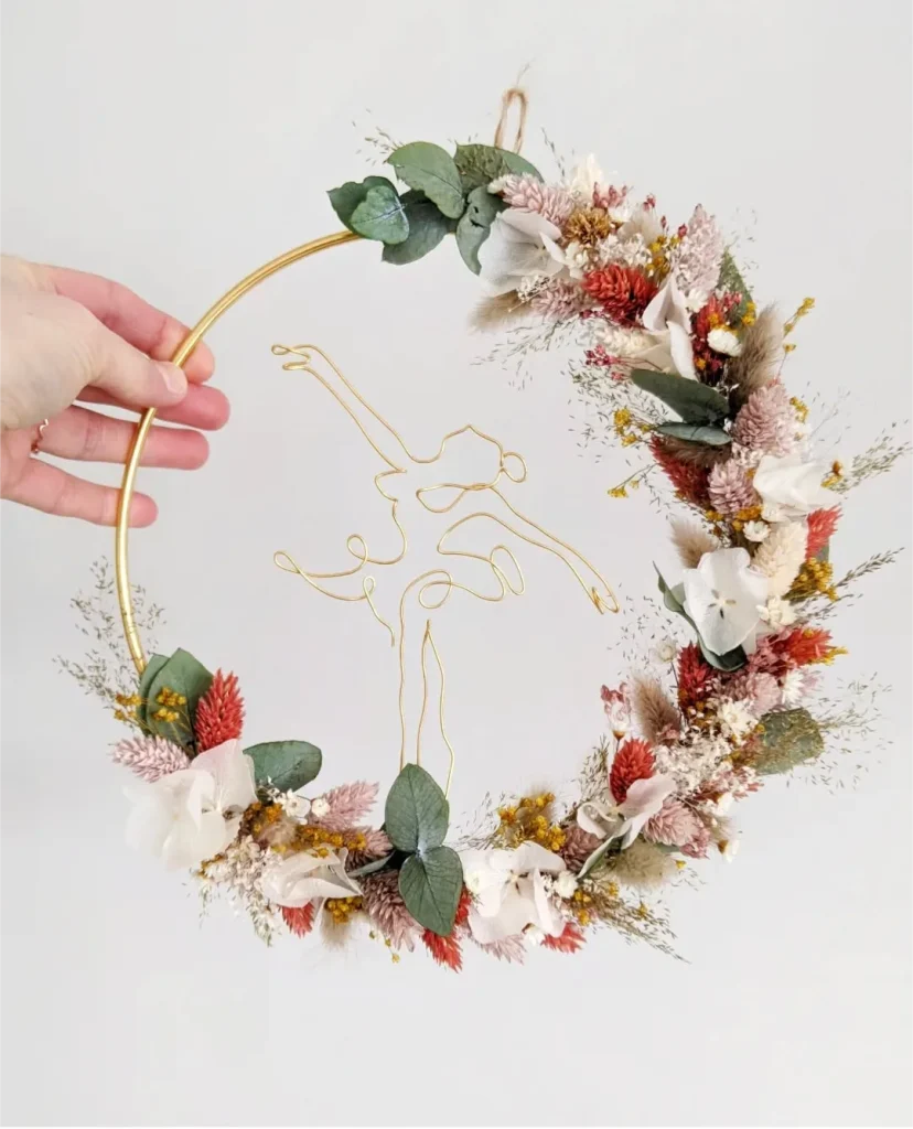 Couronne murale décorative avec silhouette de danseuse en fil doré et fleurs séchées – Les pensées de Lily