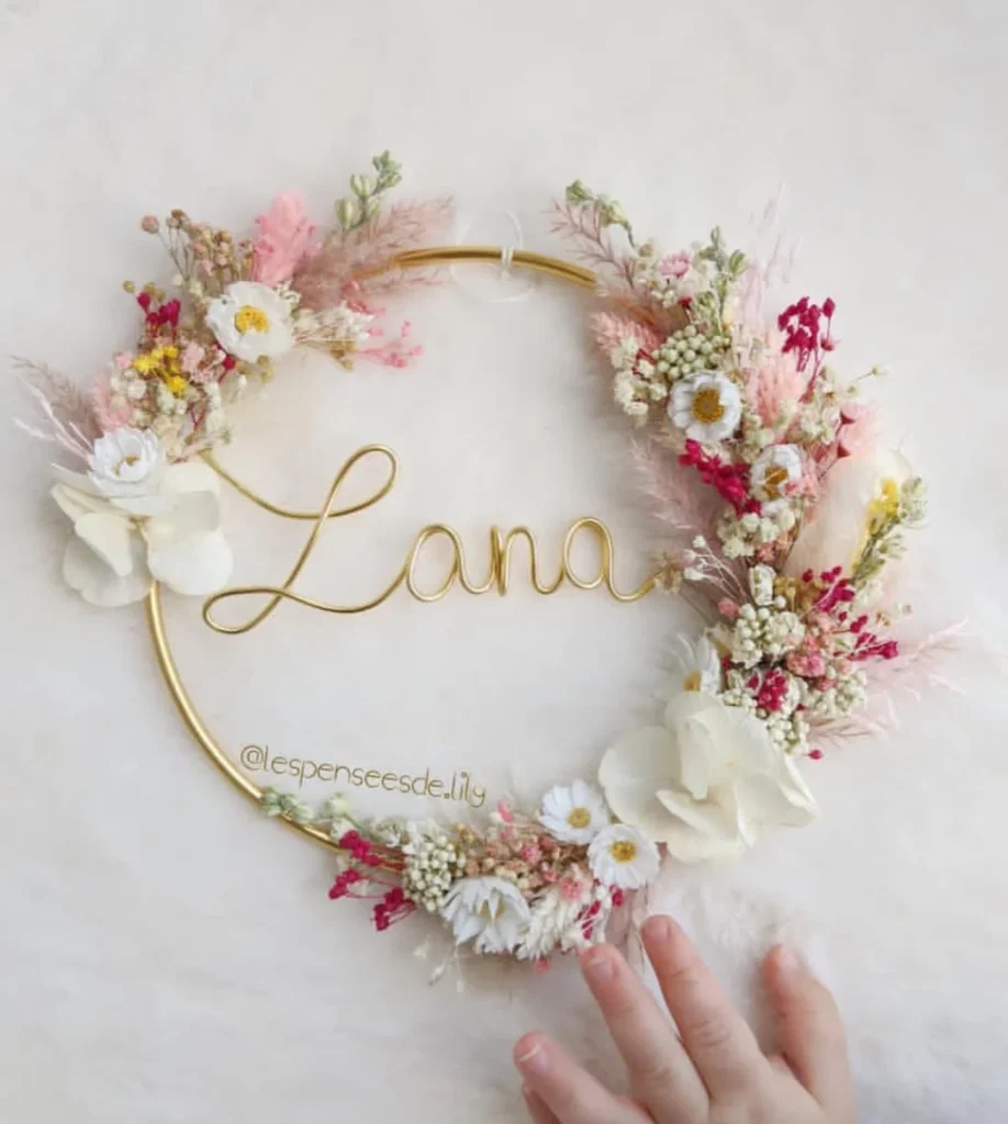 Couronne prénom Lana en fil doré, décorée de fleurs séchées blanches, rose tendre, fuchsia et feuillage délicat - Les pensées de Lily