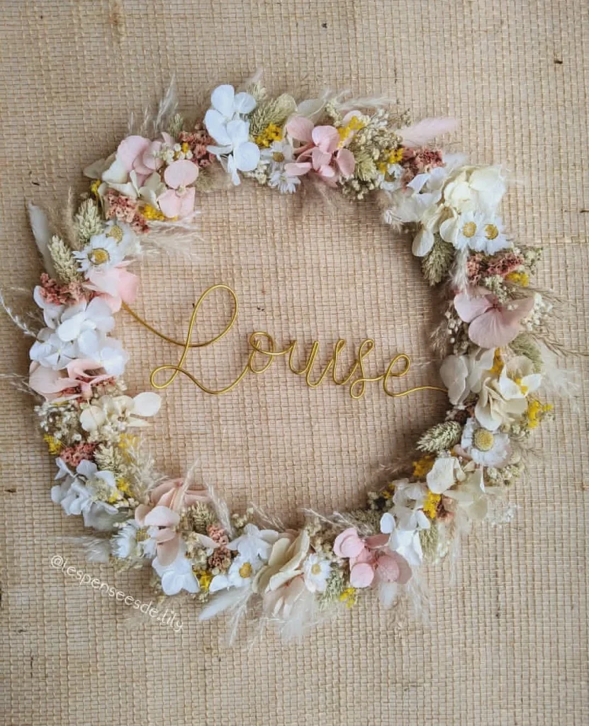 Couronne murale prénom Louise en fil doré, ornée de fleurs séchées blanches, roses, jaunes et feuillage naturel - Les pensées de Lily