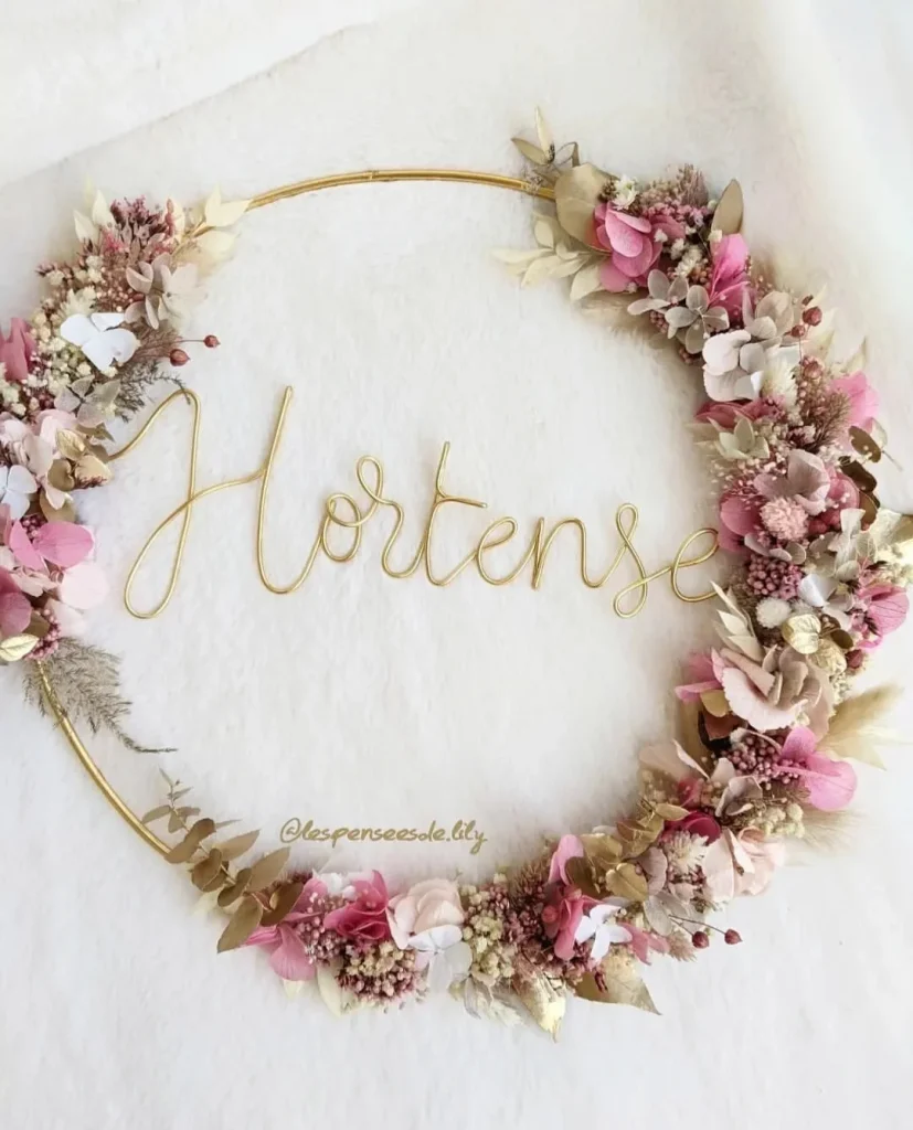 Couronne murale personnalisée avec le prénom Hortense en fil doré et fleurs séchées dans les tons rose poudré, blanc, beige et doré - Les pensées de Lily
