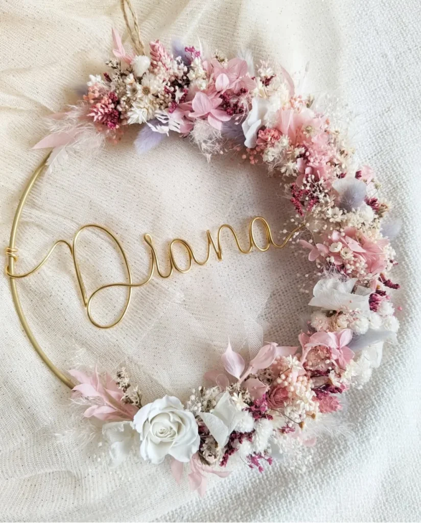 Couronne murale avec prénom Diana en fil doré et fleurs séchées tons rose, blanc et violet - Les pensées de Lily
